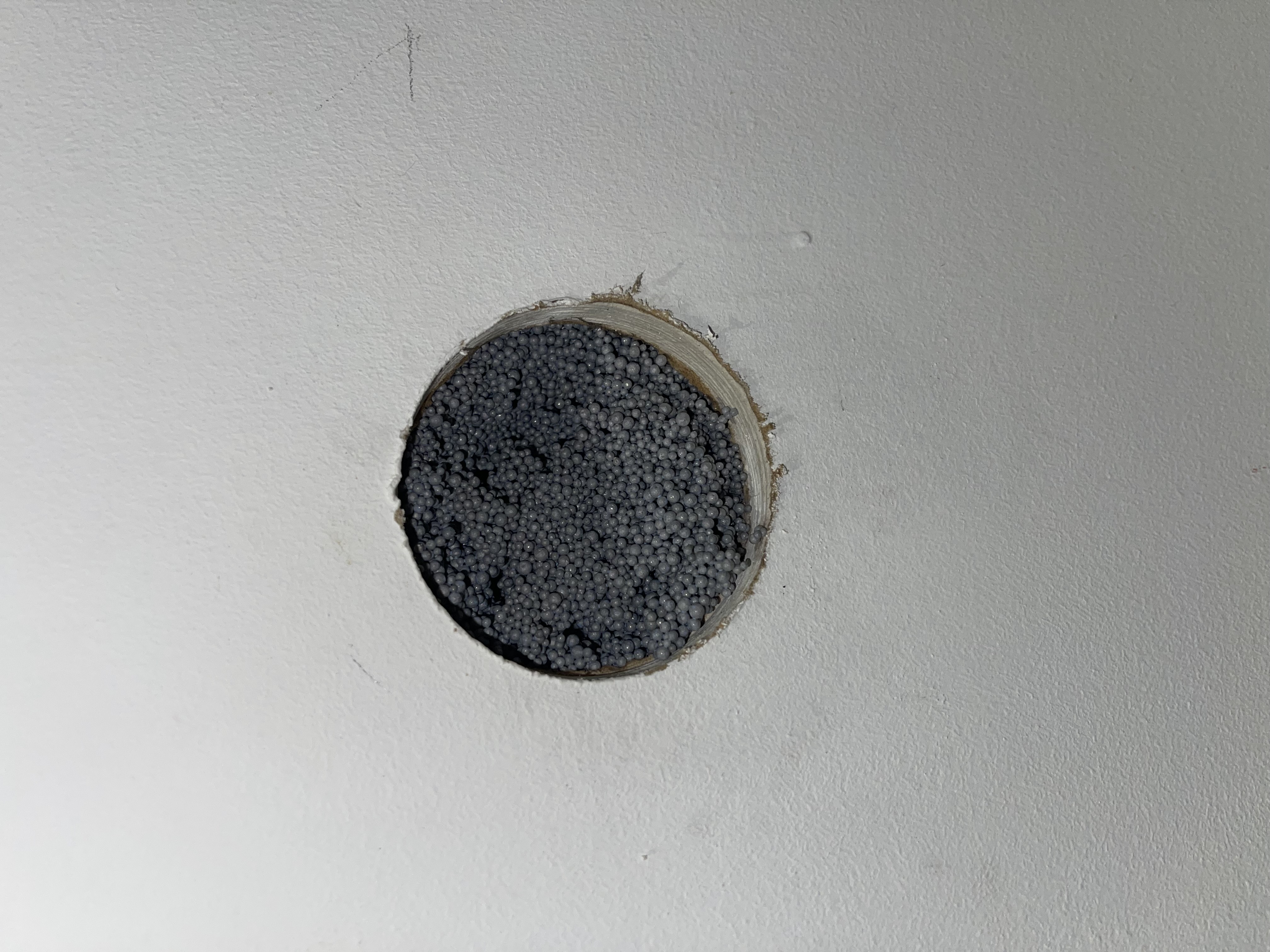 Illustration d'une paroi murale creuse isolée avec des billes de polystyrène injectées.